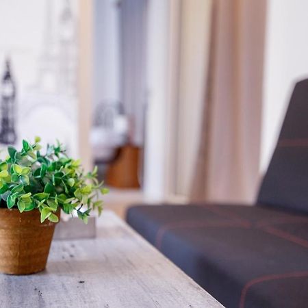 קלמאטה Modern Apartment מראה חיצוני תמונה